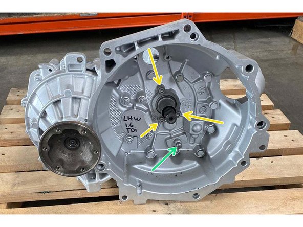Un peu d'huile de boîte peut suinter au niveau du roulement de l'abre d'entrée de la boîte. En effet, l'huile est contenue au niveau du roulement grâce à un joint torique présent sur le guide de la butée.