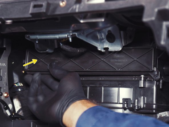 Déclipser le côté gauche du couvercle et retirez-le