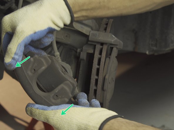 Pousser sur les deux oreilles de la plaquette présente dans le piston pour la libérer