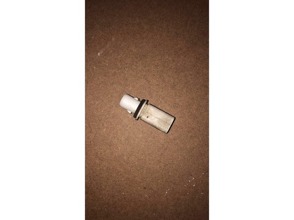 Procédez dans l'ordre inverse, maintenir le support et pousser l'ampoule