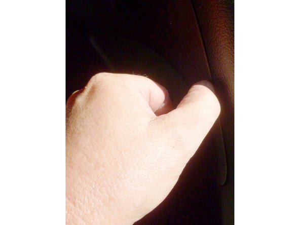 Photo 1 trappe d'acces des ampoules dans le coffre.