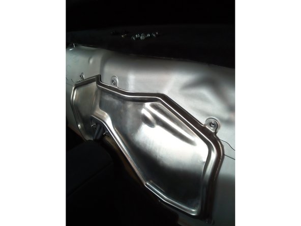 Déposé à l'aide de la clé de 10 mm les 7 vis et les 2 écrous qui tiennent la trappe moteur. Faire attention au éventuelle coupure car la tôle est par endroit relativement coupante.