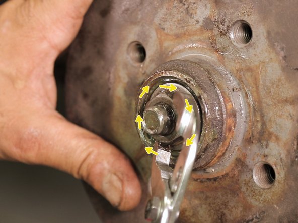 Serrez modérément le à l'aide de la pince multiprise