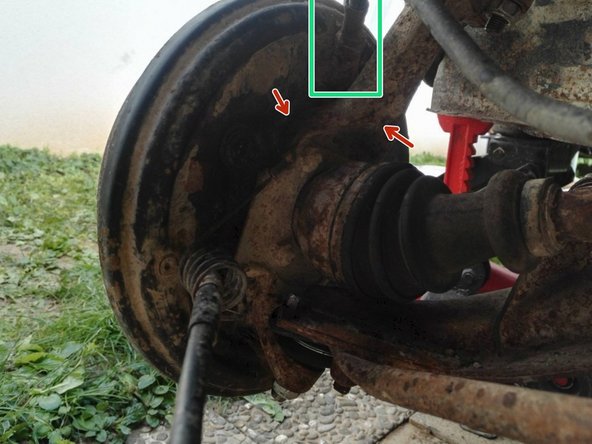 Desserer simplement le flexible de frein (sans la dévisser)