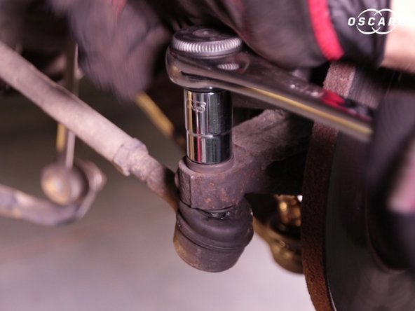 Retirer l'écrou de la rotule de direction à l'aide d'une douille de 16 et de son cliquet