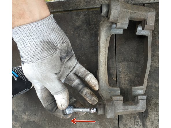 retirer la colonnette du porte-étrier : on voit ici que tout est très sec ; ça ne va pas