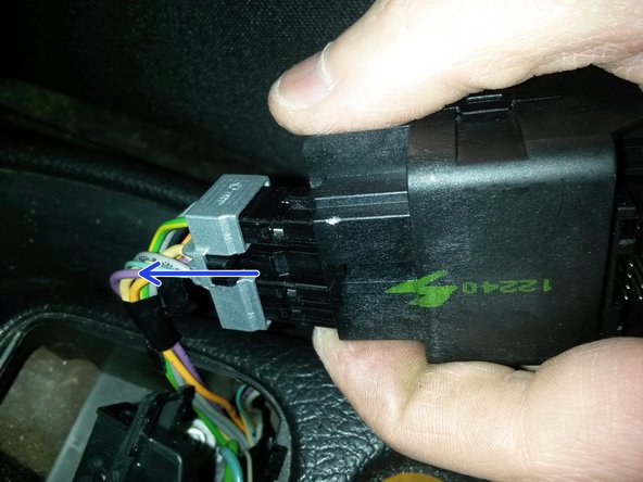 Tirer sur le connecteur pour le débrancher.