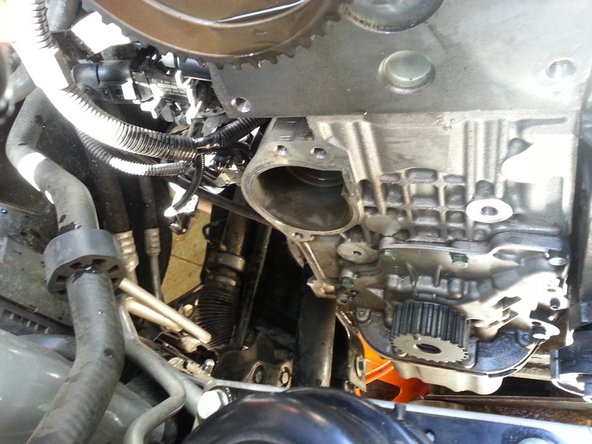 Nettoyer le plan de joint de la pompe à eau ainsi que les environs.