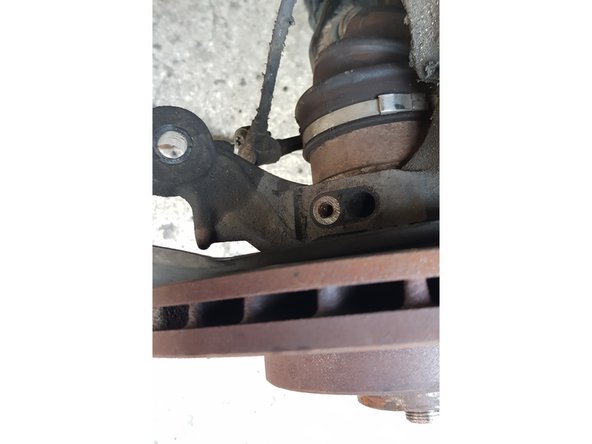 Avec un embout torx T30, retirez le capteur ABS.