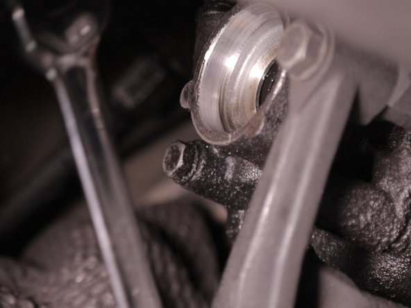 Faire levier avec la clé pour l'extraire