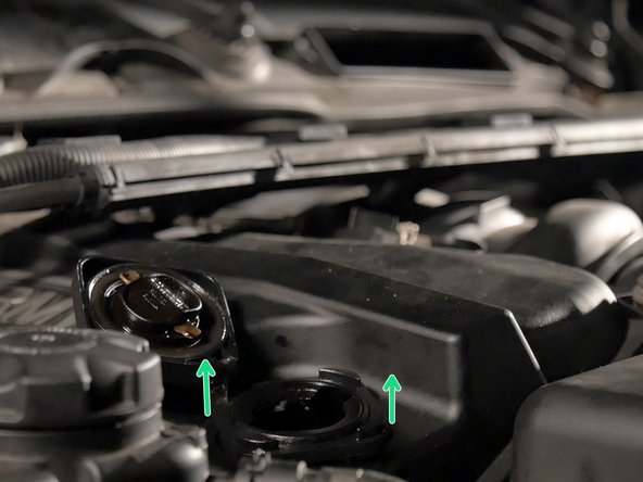 Ouvrir le bouchon de remplissage d'huile moteur et le retirer en tirant dessus