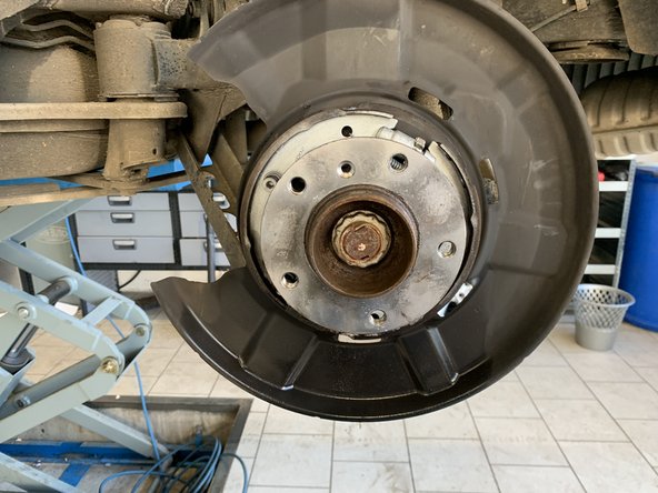 Profiter en pour nettoyer les garniture de frein à main avec du nettoyant frein