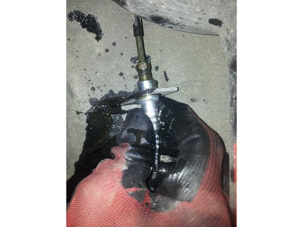 Remontez votre nouveau flexibles en serrant modérément les raccords rigides. Toujours en utilisant la clé à tuyauter.