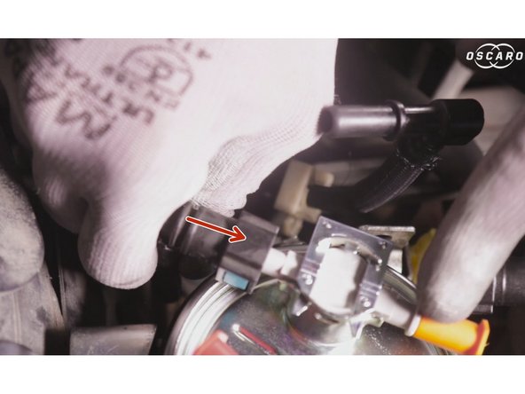 Rebrancher les 2 durites  (en les enfonçant jusqu'au &quot;clic&quot; de verrouillage).