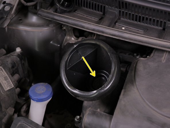 Retirez le bouchon et insérez une entonnoir