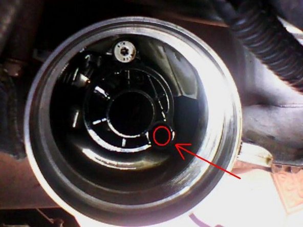 Pour la repose tatonner pour insérer le tenon dans ce trou de retour d'huile. Serrer avec une clé à douille sans forcer (Pour un écrasement  modéré du joint). je n'utilise pas de clé dynamométrique pour cette opération.