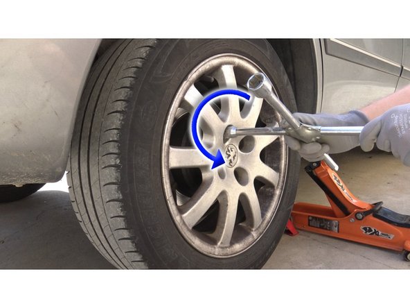 Dévisser complétement les 4 boulons puis déposer la roue.