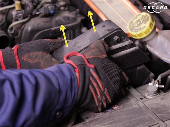 Retirer les 2 caches de la batterie