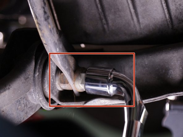 Débloquer l’écrou de la biellette avec la clé de 18