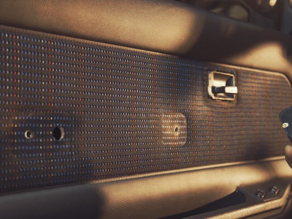 
Remove the armrest by pulling on it
