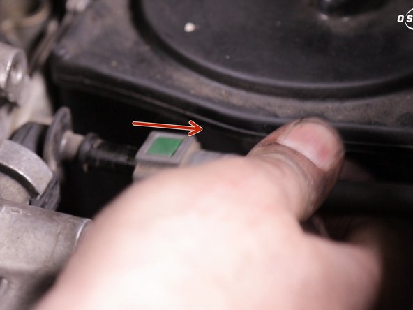 Retirer la durite de dépression de frein