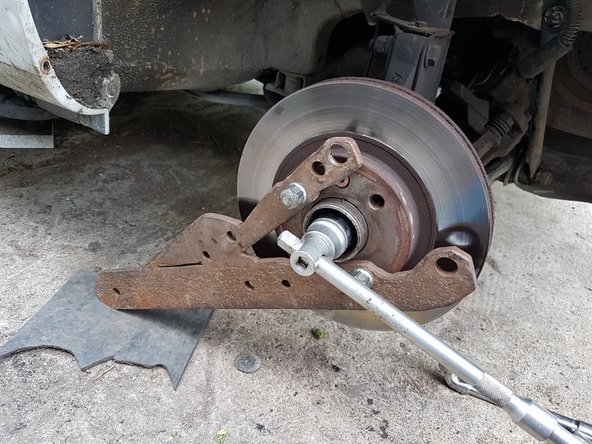 Comme il va falloir enlever le cardan, on démonte l'écrou du moyeu.