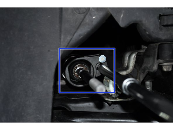 Placer la clé démonte biellette