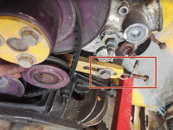 Détendre la courroie de pompe à eau en dévissant le tendeur