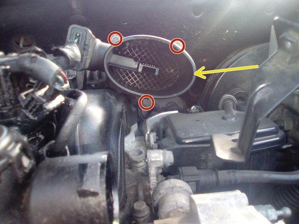 Dévisser les 3 vis du débitmètre en rouge avec une douille de 8 + un tournevis porte douille ou une clé à pipe de 8.