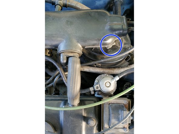 dévisser le collier entre la coiffe et la boîte à air, clé de 7mm