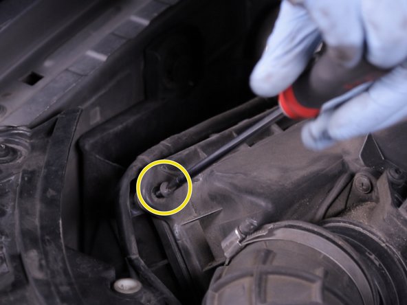 Dévisser les 2 vis de chaque coté de la boite à air