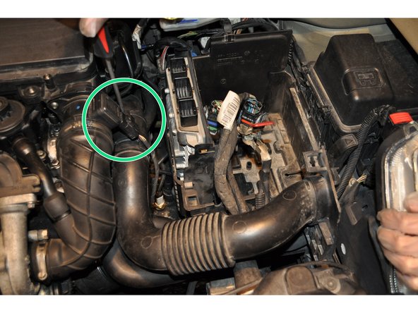 Déposer la vis de fixation de la conduite d'air.