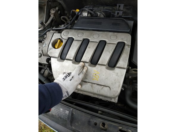 une fois les ergots du fond en position, enclencher les ergots de devant en appuyant tout simplement