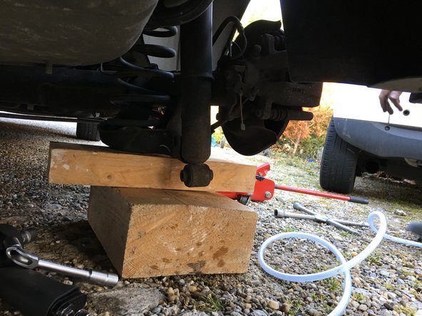 
Remove the shock absorber from its housing to relax it
