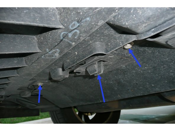 À ce stade, il est possible de remettre la plaque de protection en place et régler l'horizontalité de la voiture en vue du remplissage (l'accès sous le véhicule n'est plus nécessaire).