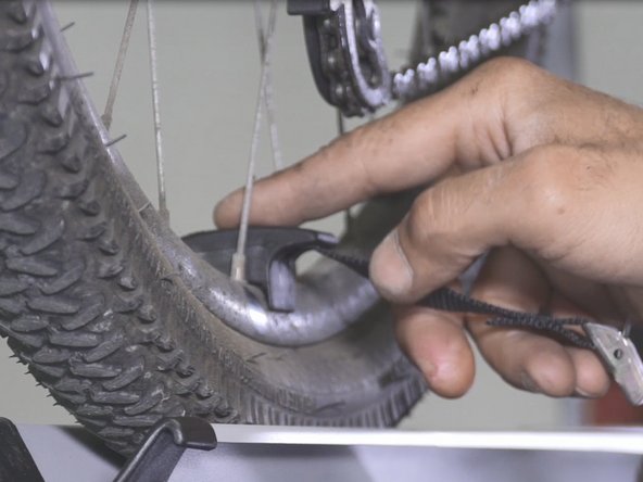 Clipser le guide inférieur