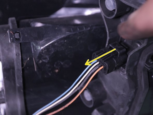 Retirer les faisceaux derrière le feu à la main ou à l'aide d'un tournevis plat