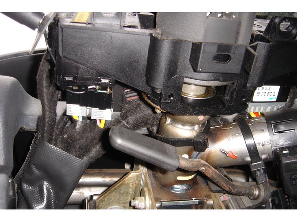 On remettra les 2 connecteurs en place sur le comodo. Ils ont tous les 2 des détrompeurs.