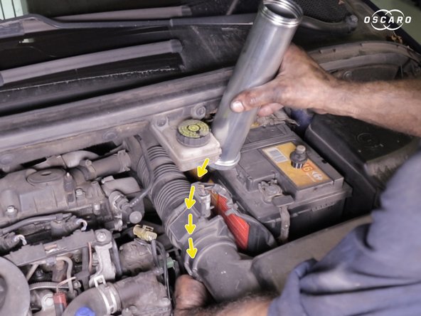 Placer le tuyau de la seringue dans le trou pour le remplissage