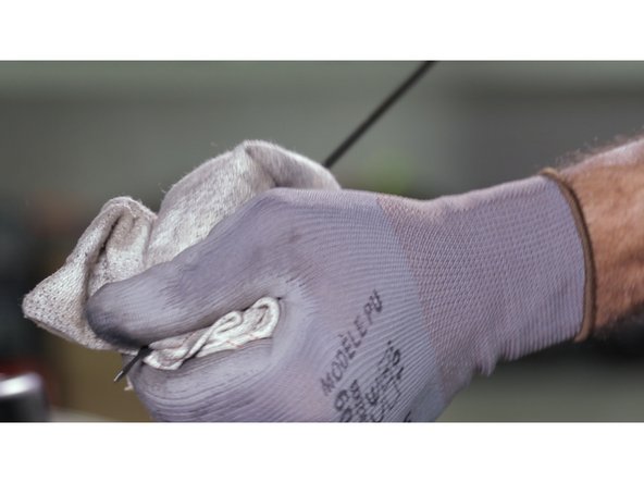 Tirer la jauge d'huile et effacer l'ancien niveau