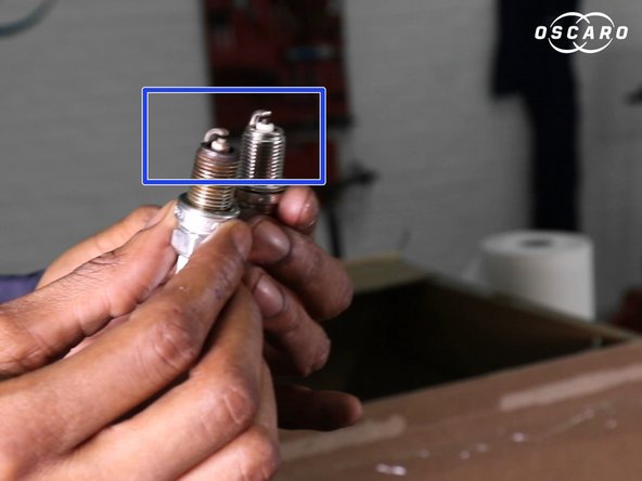 Comparer l'ancienne et la nouvelle bougie d'allumage(longueur, connecteurs)