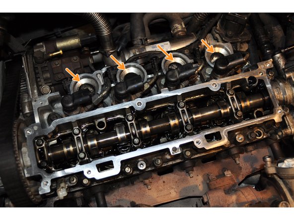 
Clean the gasket surfaces without contaminating the inside of the cylinder head and air inlets
