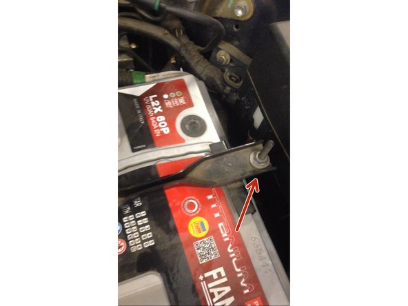 Vous revissez les deux vises qui maintiennent la batterie pour ne pas qu'elle bouge.