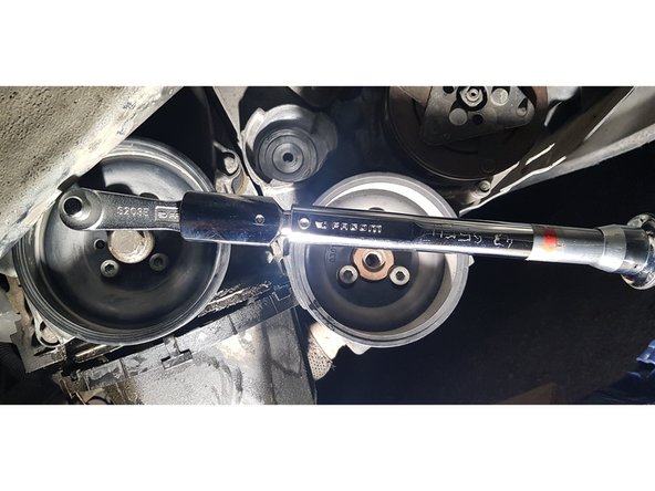 Remontez la poulie de vilebrequin et serrez les vis au couple prescrit.