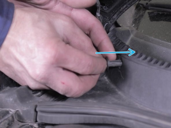 Insérer les pattes en plastique de chaque vis et serrer les vis