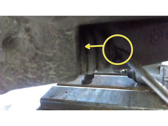 pour décaler les brides utilisez un tournevis à fente puis décaler les brides vers la gauche