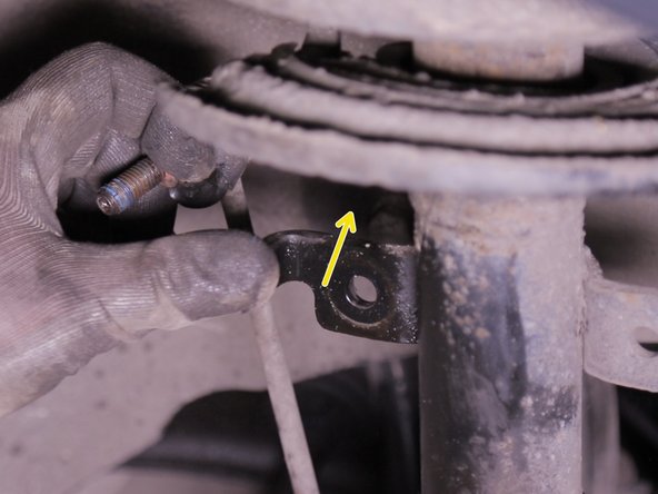 Retirer la biellette de barre stabilisatrice de son emplacement en l'écartant du support