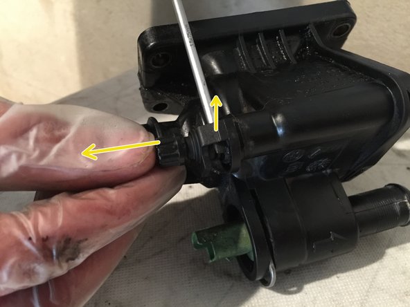 Déposer le purgeur de l'ancien boitier s'il n'est pas présent sur le nouveau.