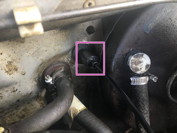 Positionner la seconde pièce une fois la gaine passée puis l'enfoncer dans la partie caoutchouc préalablement posée.