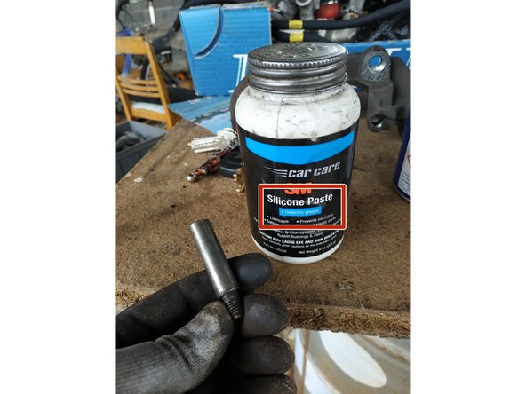 s'assurer que les colonnettes coulissent librement sur l'étrier